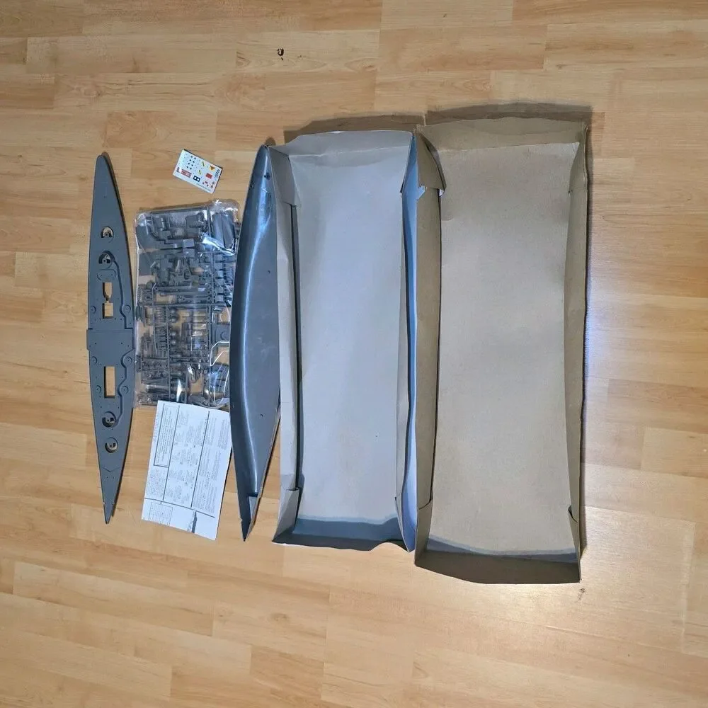 Lindberg Bismarck WW 2 German Battleship Kit # 70825 Open Box Sealed Bag